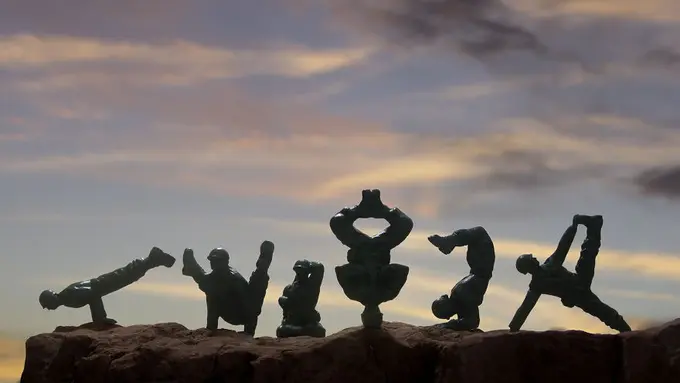 [Bintang] Semangat Yoga Lewat 10 Pose yang Diperagakan Mainan Mini!