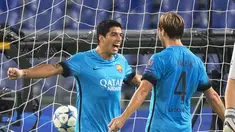 Striker Barcelona, Luis Suarez (kiri) merayakan gol yang dicetaknya bersama Ivan Rakitic dalam laga Grup E Liga Champions di Stadion Olimpico, Kamis (17/9/2015) dini hari WIB. (EPA/Claudio Peri)