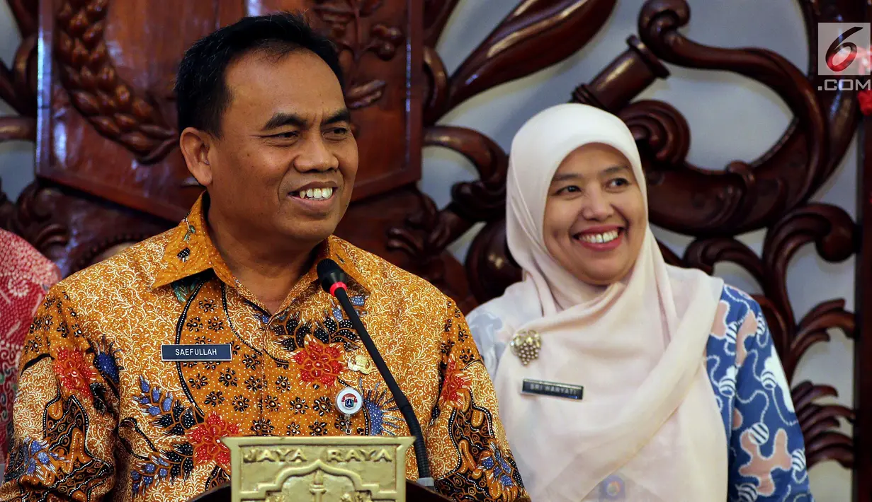 Pelaksana harian (Plh) Gubernur DKI Jakarta, Saefullah mengumumkan penetapan UMP DKI 2019 di Balai Kota Jakarta, Kamis (1/11). Saefullah menyampaikan, Upah mininum provinsi (UMP) DKI Jakarta 2019 ditetapkan Rp 3,94 juta. (Liputan6.com/Johan Tallo)