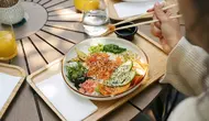Cara Makan Pakai Sumpit untuk Pemula, Pahami Teknik, Tips dan Etikanya