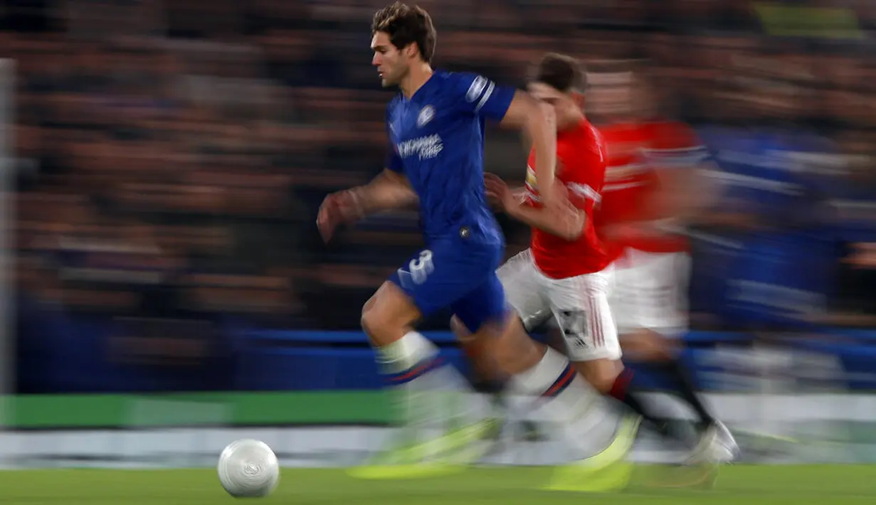 Bek Chelsea, Marcos Alonso, menggiring bola saat melawan Manchester United pada laga Piala Liga Inggris 2019 di Stadion Anfield, Rabu (30/10). Manchester United menang 2-1 atas Chelsea. (AP/Ian Walton)