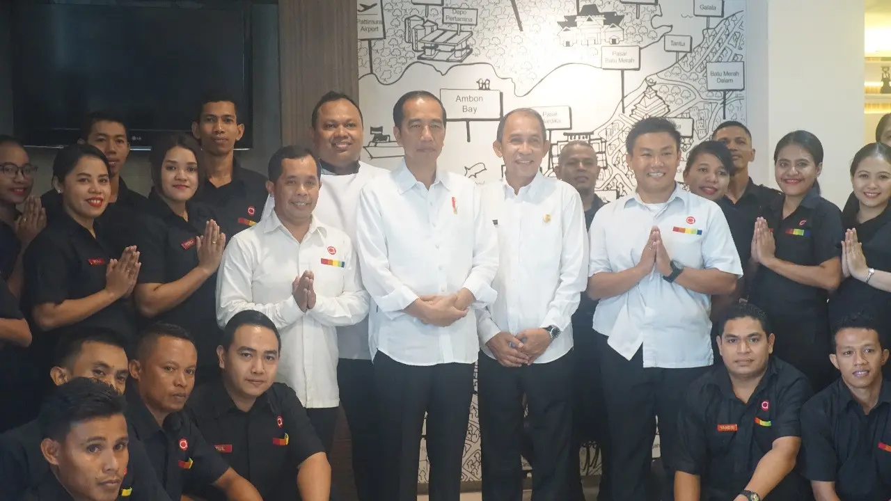 Staff AH Ambon bersama dengan Presiden Republik Indonesia, Joko Widodo