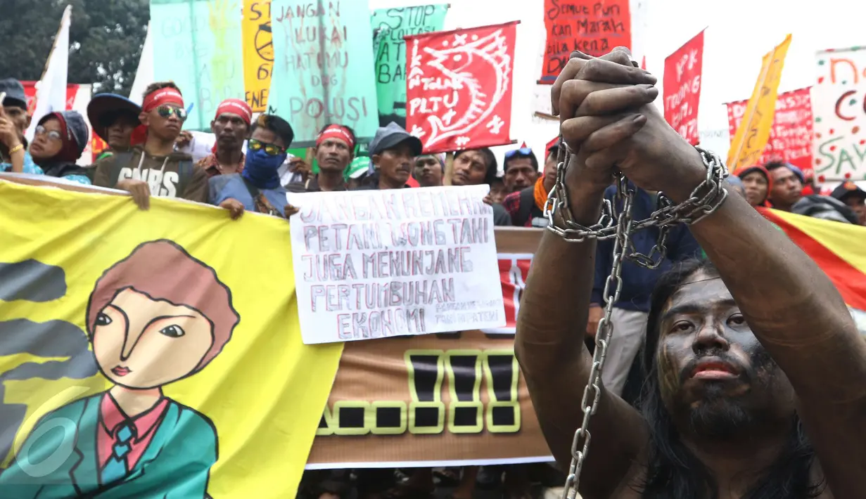 Pengunjuk rasa saat melakukan demo di depan gedung KPK, Jakarta, Kamis (23/3). Mereka mendorong KPK untuk segera mengusut dugaan korupsi di lingkup tambang batubara dan pengembangan sejumlah PLTU. (Liputan6.com/Helmi Afandi)