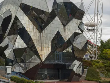 Sebuah gambar menunjukkan Gedung Crystal di taman hiburan Futuroscope, Chasseneuil-du-Poitou, Prancis, 19 Agustus 2022. Futuroscope adalah taman hiburan yang berdasarkan multimedia, futuroskop sinematografi, dan teknik audio visual. (GUILLAUME SOUVANT/AFP)