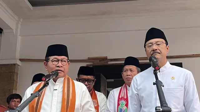 Gubernur DKI Jakarta Pramono Anung dan Menteri Sosial Saifullah Yusuf usai meninjau kegiatan belajar mengajar di Sekolah Rakyat Menengah Atas 10 Jakarta Selatan. (Liputan6.com/Winda Nelfira)