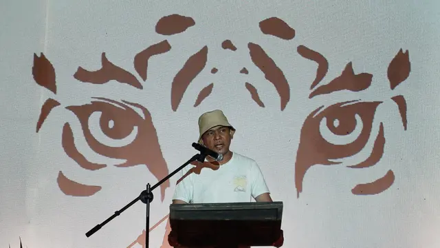 Seniman Fauzan Santa membacakan cerpen Salep karya Azhari Aiyub mengisi peluncuran peta digital situs-situs penyiksaan di Aceh, Senin (30/10/2023)