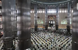 Umat Islam mendengarkan ceramah sholat Jumat  pada minggu ketiga bulan Ramadhan 1442 H di Masjid Istiqlal, Jakarta, Jumat (30/4/2021). Sholat Jumat berjamaah dengan pembatasan jemaah 30 persen dari kapasitas di ruang sholat utama masjid dan menerapkan protokol kesehatan. (merdeka.com/Arie Basuki)