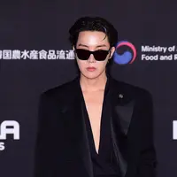 J-Hope BTS di karpet merah MAMA 2022. (dok. Twitter @MnetMAMA/https://twitter.com/MnetMAMA/status/1597879600973254657/photo/1)
