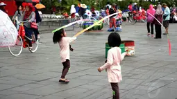 Kawasan Kota Tua Jakarta masih menjadi lokasi wisata favorit warga Jakarta, Jumat (26/12/2014). Sejumlah anak terlihat asyik bermain di kawasan Kota Tua Jakarta. (Liputan6.com/Faizal Fanani)