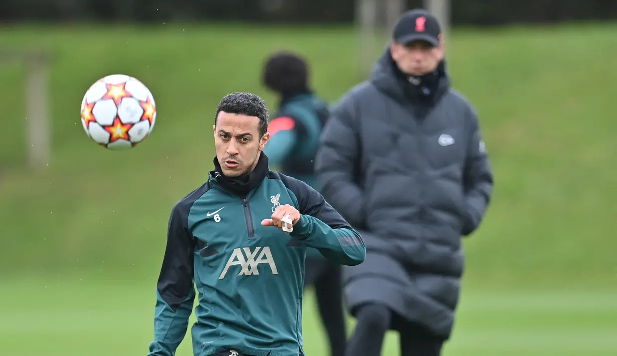 Gelandang Liverpool, Thiago Alcantara menendang bola selama sesi latihan di tempat latihan Liverpool FC di Liverpool, Inggris (4/4/2022). Liverpool akan bertanding melawan Benfica pada leg pertama perempat final Liga Champions di Estadio Da Luz, Portugal. (AFP/Paul Ellis)
