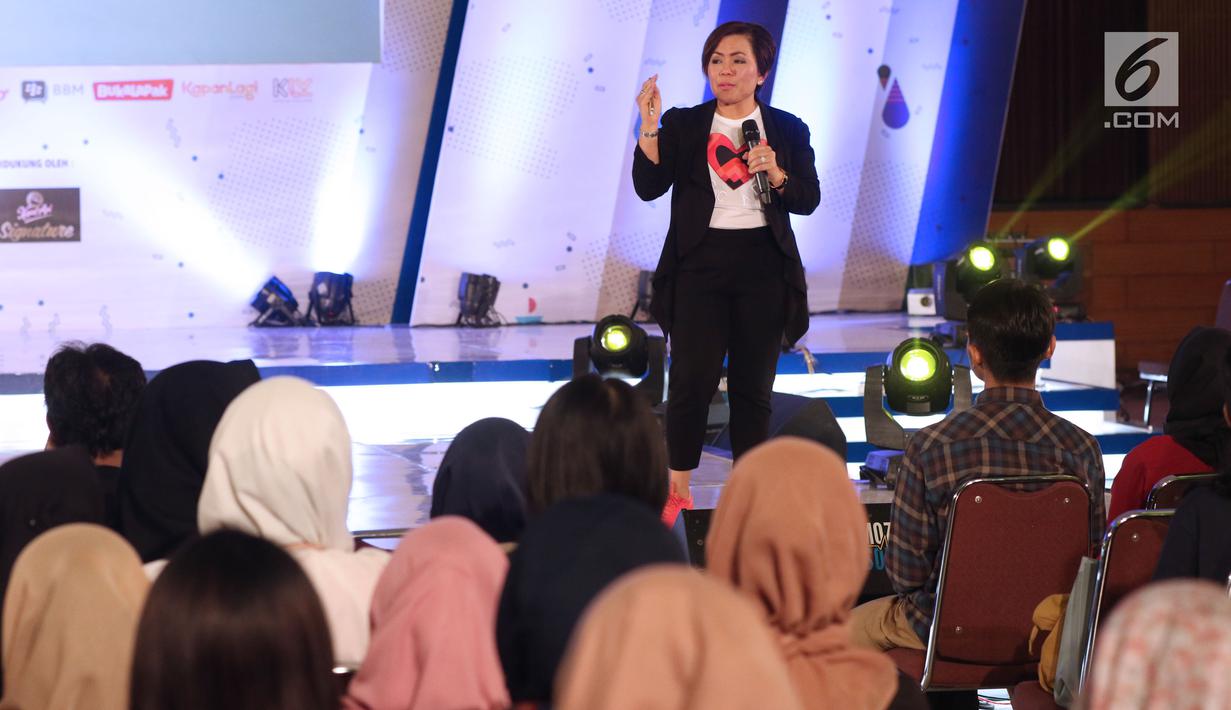 Direktur Program SCM, Harsiwi Achmad memberikan materi tentang dunia pertelevisian kepada peserta EGTC 2018 Bandung di Graha Sanusi Hardjadinata, Universitas Padjajdaran, Bandung, Kamis (6/12). (Liputan6.com/Helmi Fithriansyah)