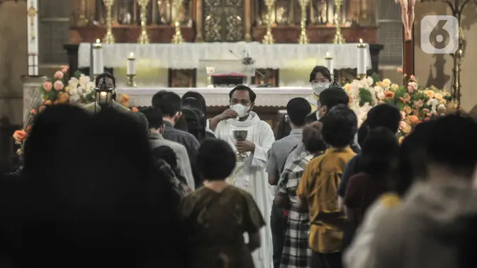 Pastor memimpin misa Kenaikan Isa Almasih di Gereja Katedral, Jakarta Pusat, Kamis (26/5/2022). Sebanyak 1.300-1.400 bangku disiapkan untuk ibadah misa kali ini yang diikuti semua kalangan usia dengan tetap menerapkan protokol kesehatan. (merdeka.com/Iqbal S Nugroho)