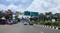 Polisi memberlakukan one way atau satu jalur arah Puncak, Kabupaten Bogor menuju Jakarta, Selasa (25/4/2023).