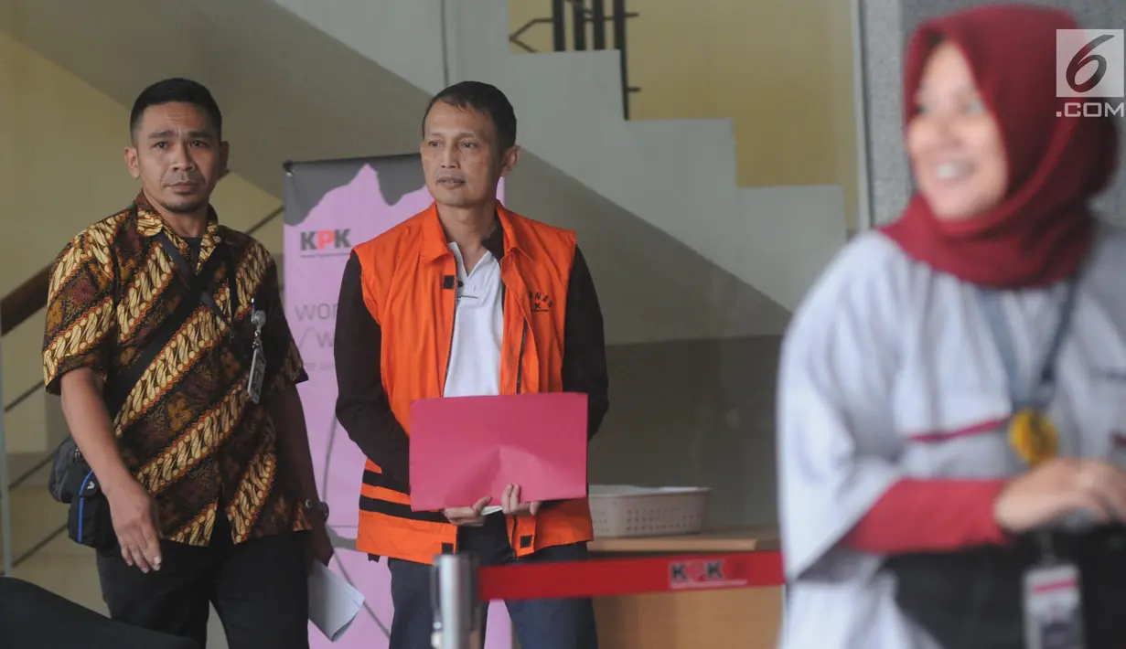 Direktur Teknologi dan Produksi PT Krakatau Steel (Persero) Wisnu Kuncoro berjalan usai pemeriksaan di Gedung KPK, Jakarta, Rabu (10/4). Wisnu diperiksa sebagai tersangka kasus pengadaan barang dan peralatan oleh PT Krakatau Steel, senilai Rp 24 miliar dan Rp 2,4 miliar. (merdeka.com/Dwi Narwoko)