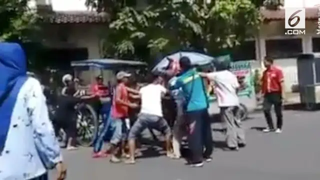 Keributan terjadi di sebuah jalanan di Kota Purbalingga. Seekor kuda penarik delman mengamuk dan gigit lengan warga.