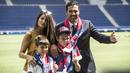 Kiper anyar Paris Saint-Germain (PSG), Gianluigi Buffon, bersama keluarganya saat diperkenalkan di Stadion Parc des Princes, Paris, Senin (9/7/2018). PSG resmi perkenalkan Gianluigi Buffon sebagai rekrutan baru. (AP/Jean-Francois Badias)