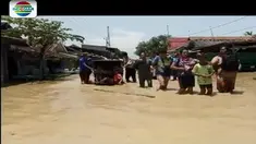 Warga panik dan pergi meninggalkan rumah setelah banjir semakin tinggi, kemudian mereka mengungsi di balai desa atau masjid.
