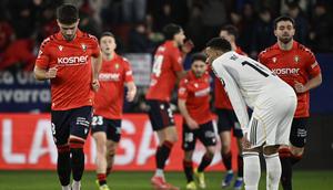 Pemain Real Madrid, Kylian Mbappe tak mampu menutupi rasa kecewa setelah pemain Osasuna, Raul Garcia mencetak gol dalam laga lanjutan Liga Spanyol di El Sadar Stadium, Pamplona, Spanyol, Sabtu (21/02/2026) waktu setempat. (AFP/Ander Gillenea)