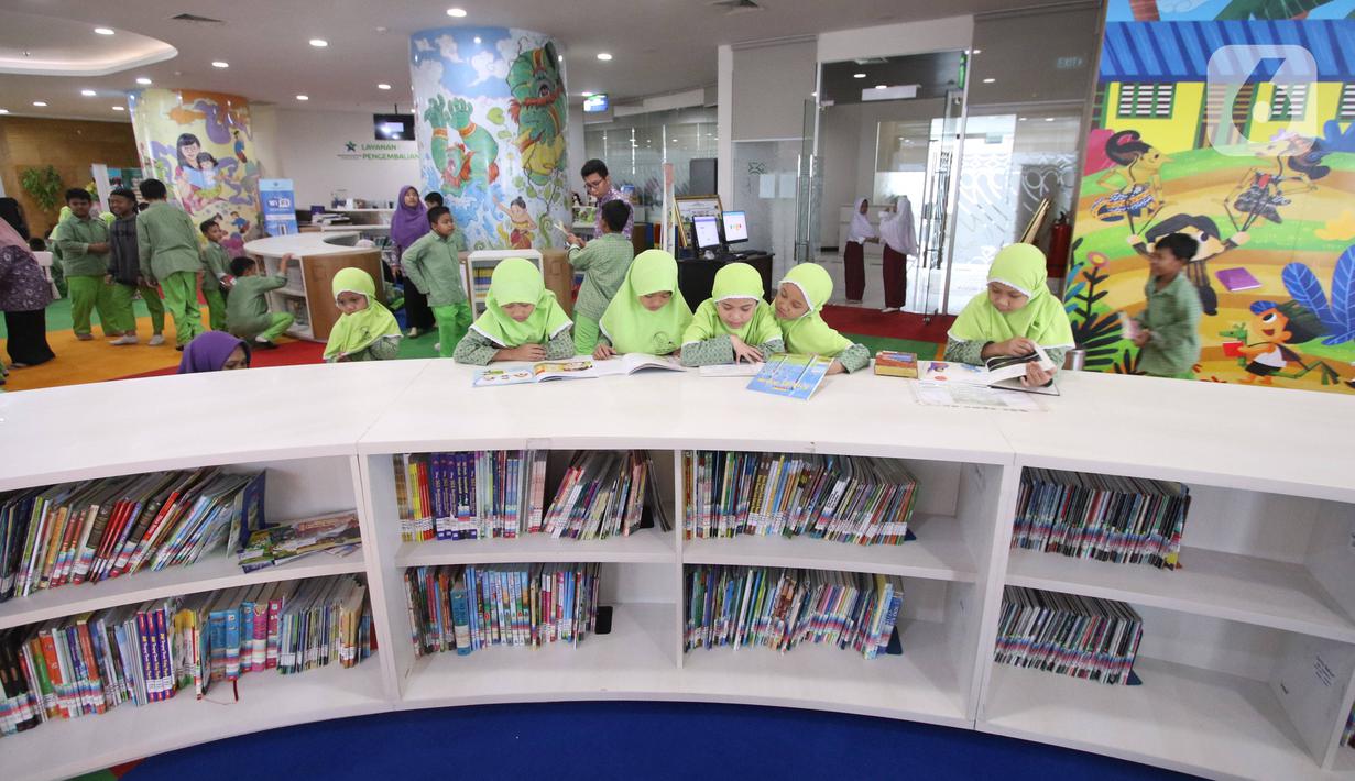 Aktivitas sejumlah siswa di ruang baca Perpustakaan Nasional (Perpusnas), Jakarta, Selasa (18/2/2020). Selain megah dan memiliki koleksi lengkap, Perpusnas juga menyediakan ruangan perpustakaan untuk anak-anak, layanan untuk penyandang disabilitas dan lansia. (Liputan6.com/Angga Yuniar)