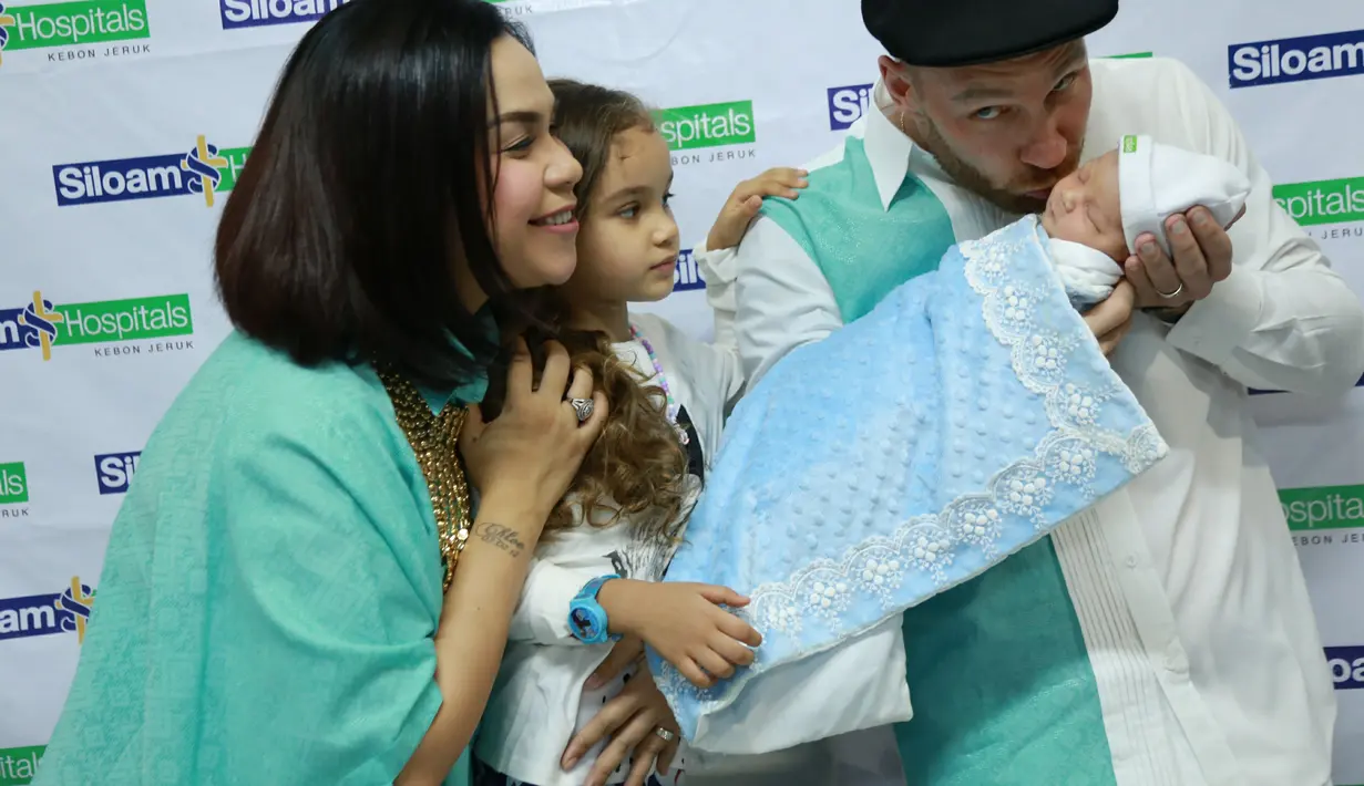 Saat melahirkan anak keduanya, Melanie Ricardo melihat muka dokter yang menangani tegang. Anak kedua pasangan Melaney Ricardo dan Tyson Lynch lahir melalui proses caesar. (Andy Masela/Bintang.com)