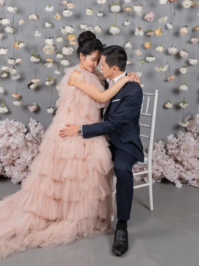 6 Potret Terbaru Ricky Subagja dan Istri yang Terpaut 26 Tahun, Pamer Kemesraan