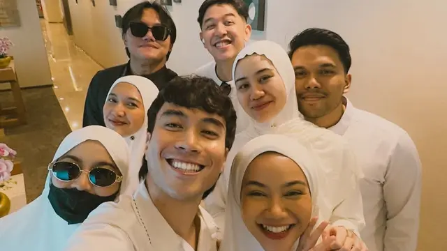 Pesona Mahalini Kenakan Hijab saat Umrah