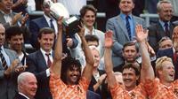 Kapten tim nasional Belanda, Ruud Gullit saat mengangkat trofi Piala Eropa 1988 usai menaklukkan Uni Soviet 2-0, di Olympiastadion, 25 Juni 1988. (UEFA)