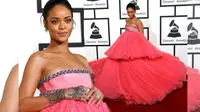 Rihanna tampil mengenakan gaun pink bertingkat saat menghadiri Grammy Awards 2015 di Staples Center, Los Angeles, Minggu (8/2/2015), waktu setempat. (foto; Mirror.co.uk)