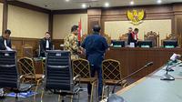 Jaksa menuntut mantan anggota BPK Achsanul Qosasi hukuman 5 tahun penjara terkait kasus korupsi proyek BTS 4G Kominfo. Di saat bersamaan, jaksa juga menuntut terdakwa Sadikin Rusli hukuman 4 tahun penjara. (Merdeka.com)