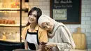 Bersandar di bahu Agla Artalidia, Ririn Dwi Ariyanti tersenyum begitu manis. Ya, Ririn memang tampil berhijab saat perankan karakter Renata di sinetron Kesempurnaan Cinta pada 2016. Di sana ia diceritakan seorang perempuan yang suka memasak. (Liputan6.com/IG/@ririndwiariyanti)