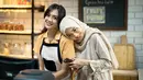 Bersandar di bahu Agla Artalidia, Ririn Dwi Ariyanti tersenyum begitu manis. Ya, Ririn memang tampil berhijab saat perankan karakter Renata di sinetron Kesempurnaan Cinta pada 2016. Di sana ia diceritakan seorang perempuan yang suka memasak. (Liputan6.com/IG/@ririndwiariyanti)