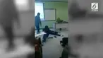 Seorang Mahasiswa  tertidur dengan kondisi terlentang di hadapan dosen saat jam pelajaran dimulai. Meski begitu, sang Dosen tak memedulikan siswanya yang lelap tertidur di depan kelas