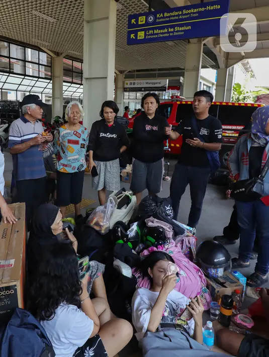 Lokasi pengungsian sementara itu berada di RW 7 Masjid Al Falah, SD 05 RW 9, Pos RW 12, dan parkiran Stasiun Kereta Api Bandara. (Liputan6.com/Angga Yuniar)