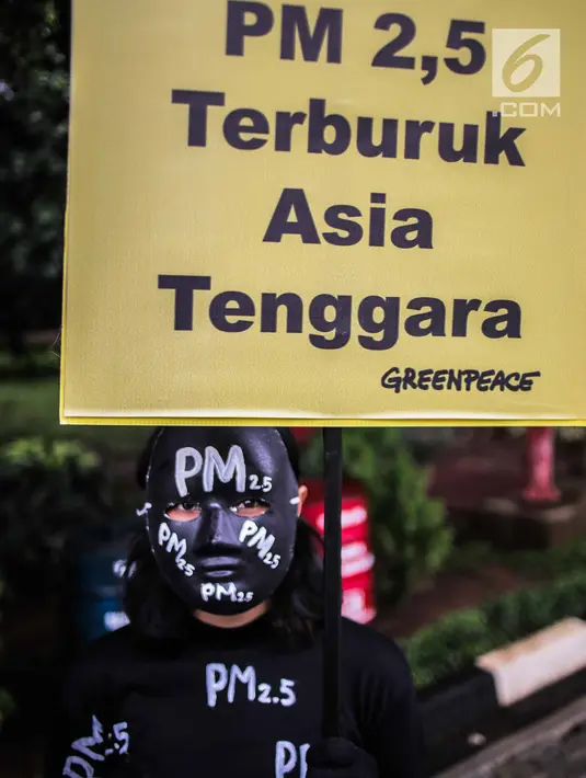 Aktivis Greenpeace melakukan aksi teatrikal terkait kualitas udara Jakarta di Kementerian Lingkungan Hidup, Selasa (5/3). Greenpeace mengungkapkan Jakarta menjadi peringkat satu  di Asia Tenggara untuk kualitas udara terburuk. (Liputan6.com/Faizal Fanani)