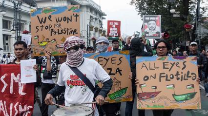 Pengunjuk rasa dari kalangan jurnalis, mahasiswa, dan penduduk melakukan tindakan solidaritas menentang pencegatan kapal-kapal nan berperan-serta dalam armada Global Sumud Flotilla, sebuah misi support kemanusiaan penduduk sipil ke Gaza melalui laut, di Bandung, Jawa Barat, pada Selasa 19 Mei 2026. (Timur Matahari/AFP)