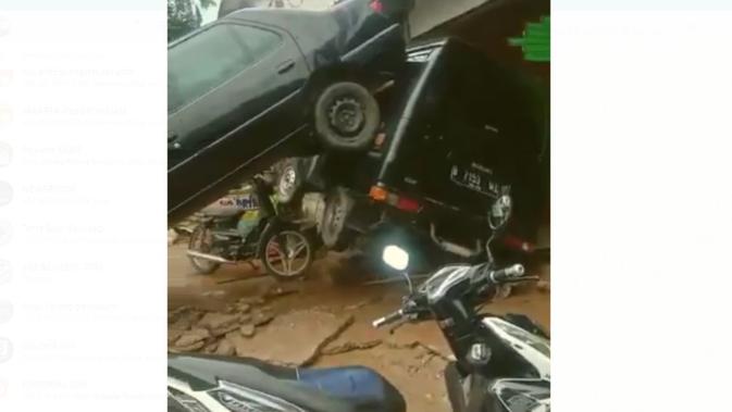 Cek Fakta  menelusuri klaim foto mobil korban banjir di Bekasi pada 20 Februari 2021