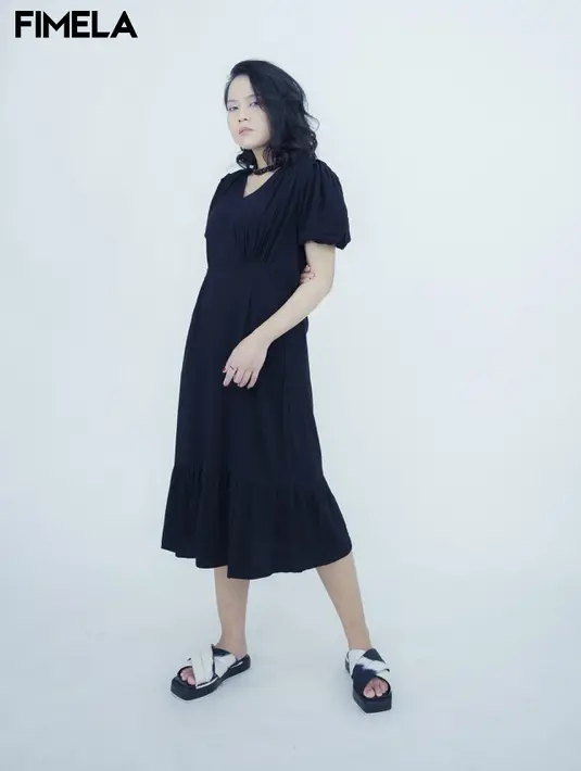 Sepatu sandal ini memiliki motif zebra hitam-putih yang sangat cocok untuk menyempurnakan tampilan all white dari busana pilihan di atas. Foto: Document/FIMELA.