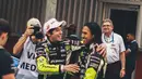 Berada dalam satu tim balap dengan Valentino Rossi, awalnya Sean berduet dengan pembalap lain dengan nomor mobil yang berbeda. Namun dalam ajang 24 H Dubai ini ia menjadi pembalap yang berduet dengan legenda hidup MotoGP tersebut. Terlihat bahwa keduanya pun tampil solid saat berada di sirkuit dalam menghadapi balapan yang dijalani. (Liputan6.com/IG/@gelaelized)