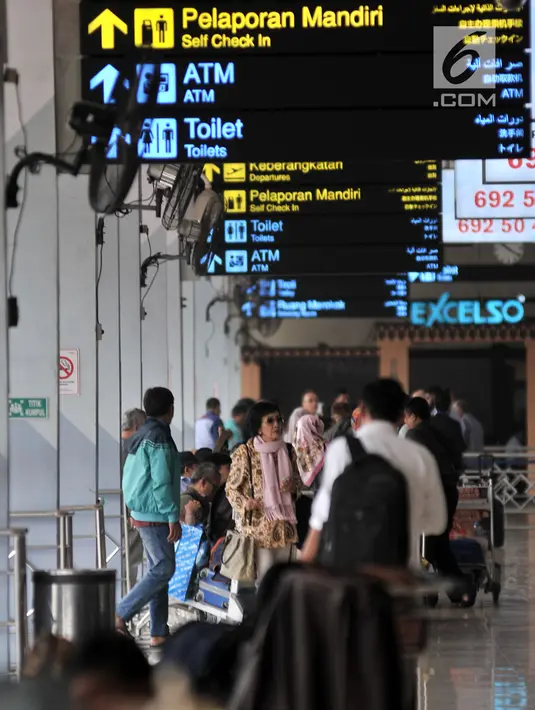 Calon penumpang menunggu jadwal keberangkatan di Bandara Halim Perdanakusuma, Jakarta, Rabu (13/2). Jumlah penumpang di jalur penerbangan domestik Bandara Halim menurun sebesar  18,38 persen sejak kenaikan harga tiket pesawat (Merdeka.com/Iqbal S Nugroho)