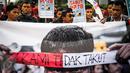 Massa buruh dari Konfederasi Feredasi Serikat Pekerja Indonesia (KFSPI) membentangkan poster ketika unjuk rasa di Balai Kota, Jakarta, Kamis (29/9). Buruh menuntut kenaikan upah mininum Rp 650ribu dan penghapusan Tax Amnesty. (Liputan6.com/Faizal Fanani)