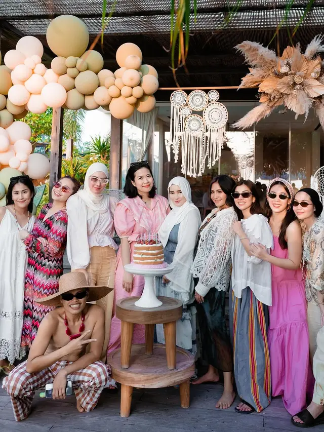 6 Potret Adu Gaya Outfit Cerah Nagita Slavina, Caca Tengker, hingga Syahnaz Sadiqah Saat Liburan di Bali