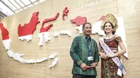 Menteri Pariwisata Arief Yahya foto dengan peta Indonesia saat meninjau Paviliun Indonesia dalam rangka pertemuan tahunan IMF-Bank Dunia 2018 di Bali, Kamis (10/11). (Liputan6.com/Angga Yuniar)