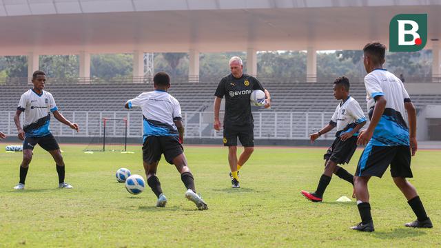 Foto: Keseruan Coaching Clinic Bareng Borussia Dortmund, Dibimbing Langsung oleh Tiga Legenda Die Borussen