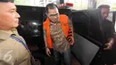 Bupati Empat Lawang Budi Antoni Aljufri berjalan masuk ke Gedung KPK, Jakarta, Rabu (22/7). KPK memeriksa Bupati Empat Lawang beserta istri Suzana Budi Antoni yang sudah menjadi tersangka dugaan suap kepada Akil Mochtar. (Liputan6.com/Helmi Afandi)