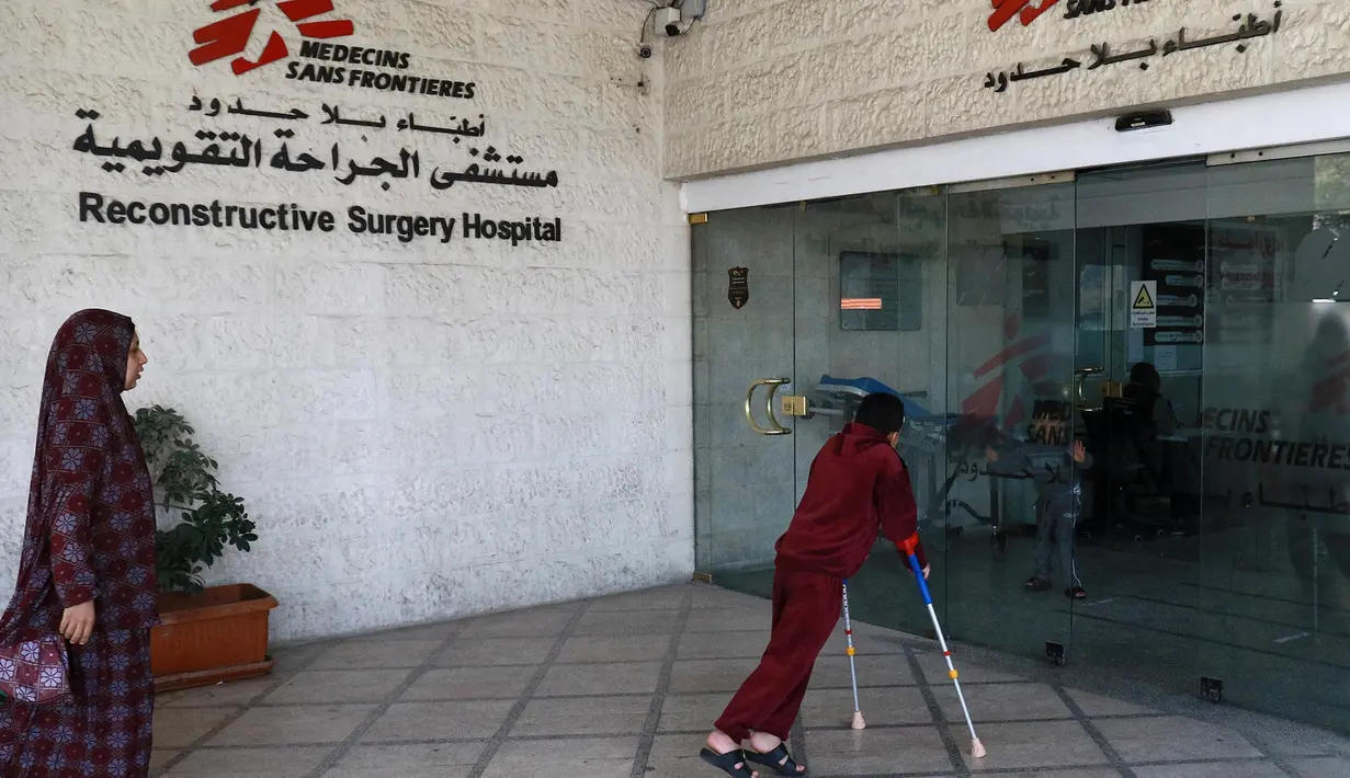 Pasien memasuki rumah sakit Al-Mosawah, yang dikelola oleh lembaga amal medis Doctors Without Borders (Dokter Tanpa Batas - MSF) di Amman, Yordania, pada 15 April 2025. (Khalil MAZRAAWI/AFP)