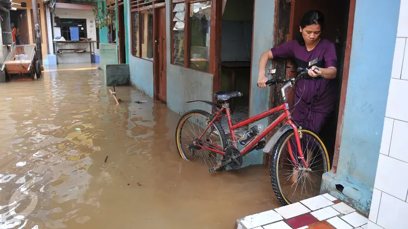 20151117-Banjir Surut, Warga Kampung Pulo Mulai Bersih-bersih-Jakarta