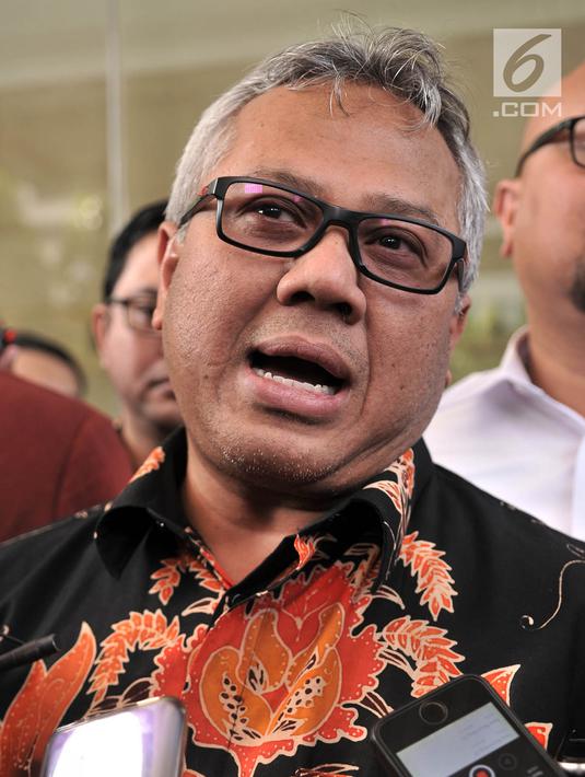 Ketua Komisi Pemilihan Umum (KPU) Arief Budiman memberi keterangan kepada awak media terkait kasus hoaks surat suara tercoblos di Gedung Bareskrim Polri, Gambir, Jakarta, Kamis (3/1). (Merdeka.com/Iqbal S. Nugroho)