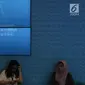 Nasabah duduk di bawah layar layanan digital Banking BTPN bernama Jenius di Jakarta, Jumat (26/1). Nasabah di Indonesia kini lebih membutuhkan layanan digital yang disediakan perbankan sejalan dengan mobilitas yang makin tinggi (Liputan6.com/Angga Yuniar)