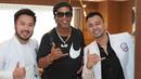 <p>Sebelum keluar dari Terminal 3 Bandara Soetta, pemilik Rans Nusantara FC yakni Raffi Ahmad bersama Rudy Salim tiba lebih dulu untuk menyambut kedatangan Ronaldinho. (FOTO: instagram.com/raffinagita1717/)</p>