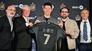 Pemain baru Los Angeles Lakers, Son Heung-min berfoto bersama owner klub Bennett Rosenthal (kedua kiri), Co-Managing Owner Brandon Beck (kedua kanan), dan general manager John Thorrington (kanan) dalam acara konferensi pers di BMO Stadium, Los Angeles, Amerika, Rabu (06/08/2025) waktu setempat. (AFP/Frederic J. Brown)